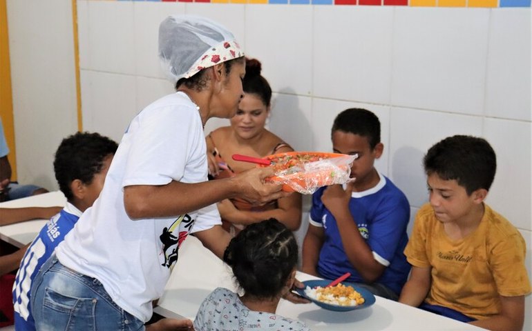 Mesa Brasil Sesc repassa doação de lagosta a instituições sociais alagoanas