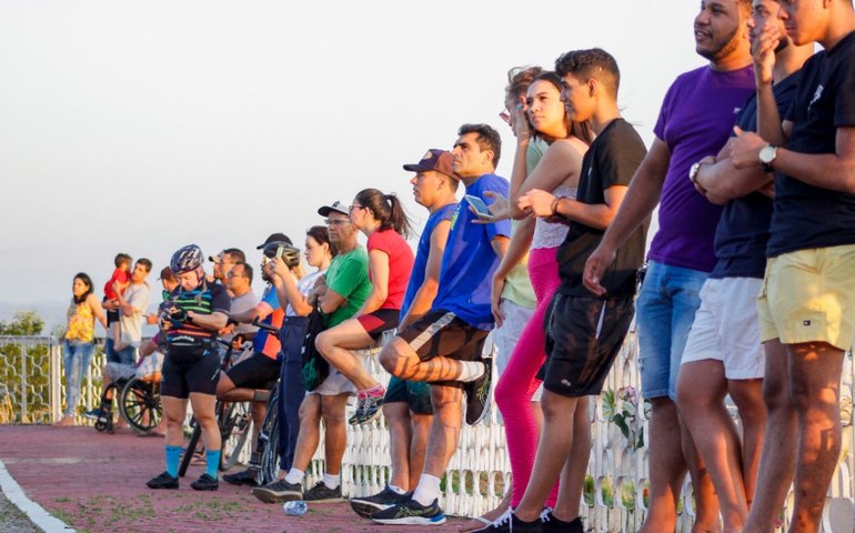 Projeto Pôr do Sol leva centenas de pessoas a imagem do Cristo da Serra do Goiti
