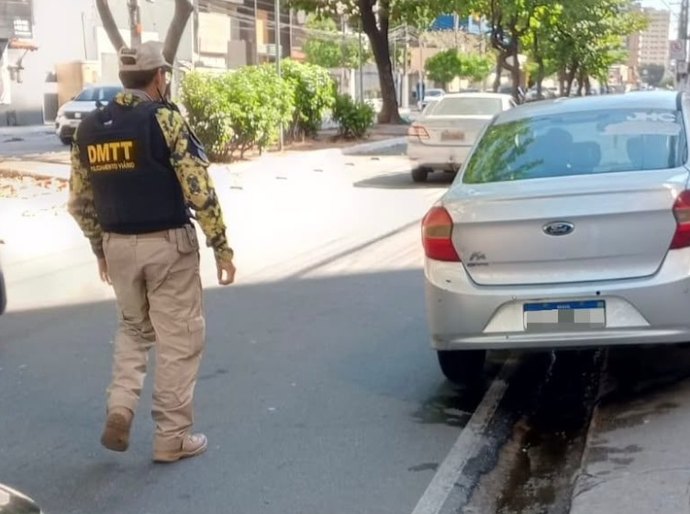Motorista inabilitado é flagrado em veículo irregular durante fiscalização na Ponta Verde