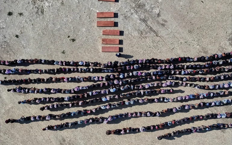 Homem sírio enterra sua esposa e quatro filhos mortos em ataques israelenses em Beirute