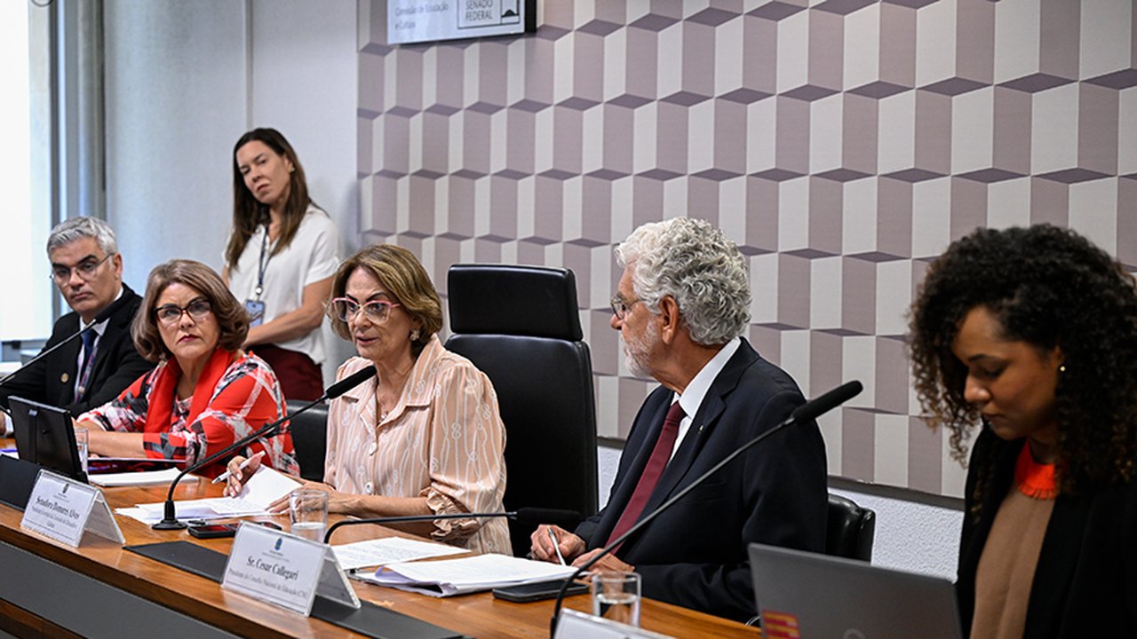 Debate na CE aponta avanço de tempo integral e desafios para garantir qualidade