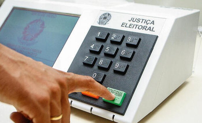 Eleitores precisam preencher um formulário específico com o número do título de eleitor, nome, local e turnos nos quais desejam votar