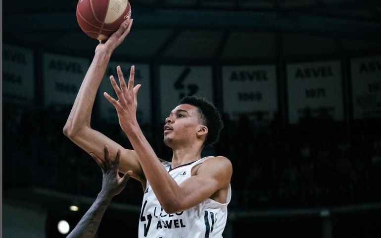 NBA: Wembanyama recebe multa de R$ 125 mil por jogar bola na arquibancada