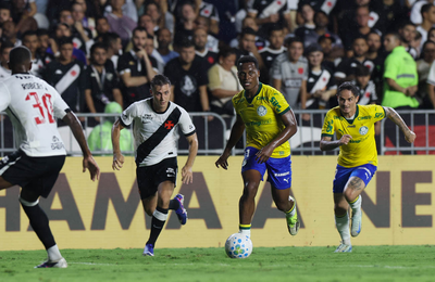 Vasco vence de virada e tira o Palmeiras da liderança do Brasileirão