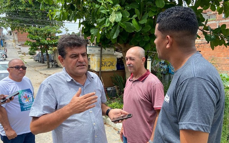 Vereador Aldo Loureiro acompanha equipe do Vida Nova nas Grotas em visita a grota do Pau D’Árco