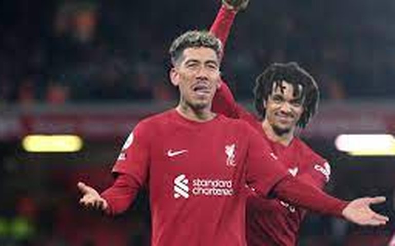 Liverpool vence o Nottingham Forest com gol nos acréscimos e garante liderança no Inglês