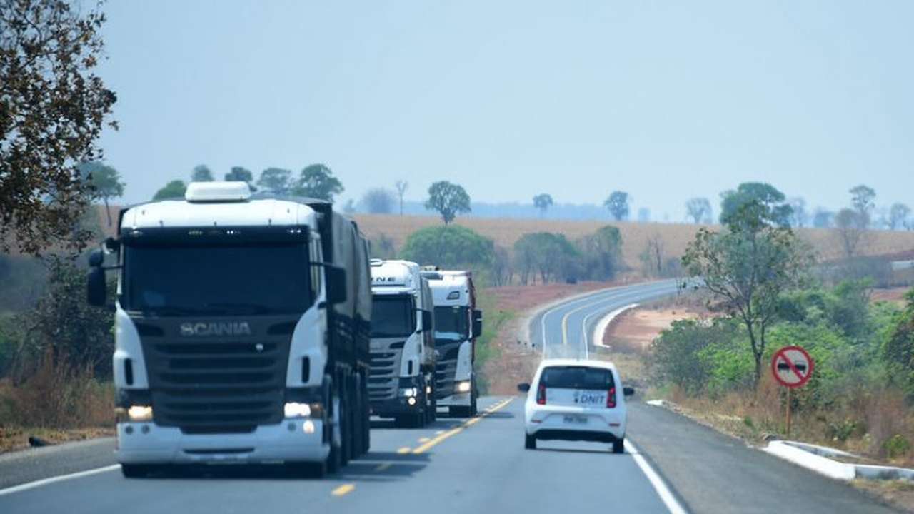 Fluxo total de veículos em estradas pedagiadas cai 0,8% em junho ante maio, diz ABCR/Tendências