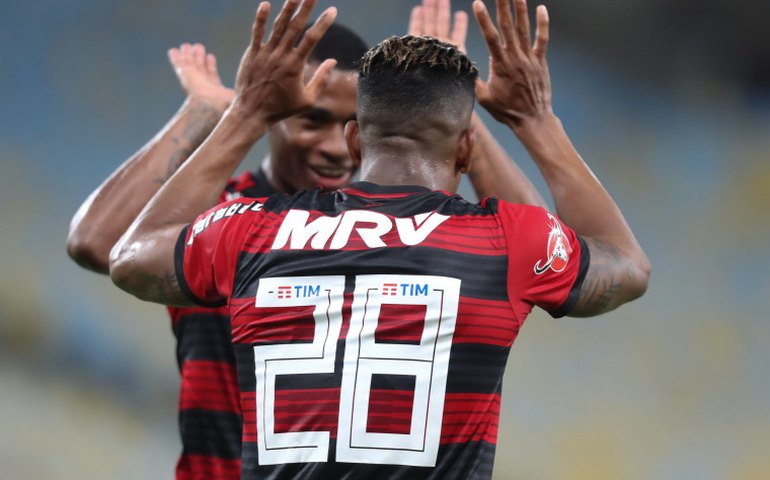 Flamengo sofre, mas vence Grêmio e segue vivo na briga pelo título brasileiro