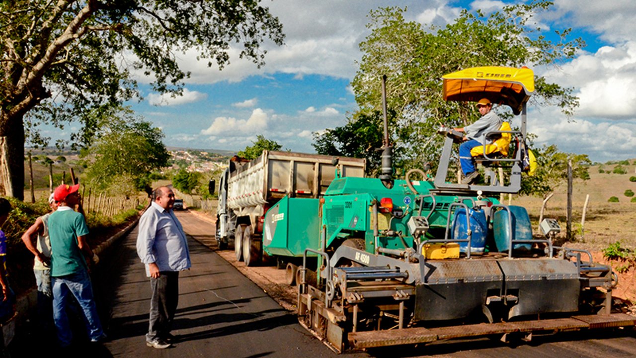 Prefeito Marlan vistoria obra de pavimentação da estrada que liga o povoado Genipapo a Limoeiro