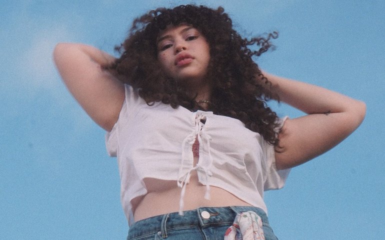 Cantora alagoana mergulha na dualidade da paixão no single “é como o céu quando você me toca”, com lançamento no dia 30 de julho