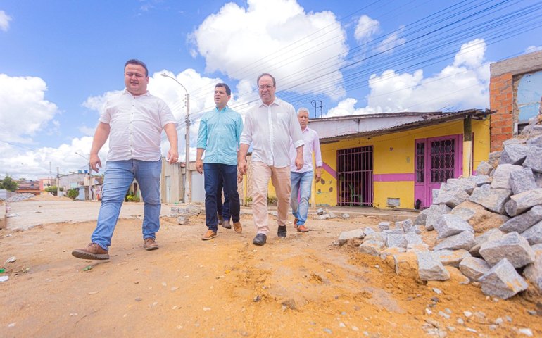 Prefeito Luciano acompanha obras de pavimentação nos bairros Brasiliana, Santa Edwiges e Caititus