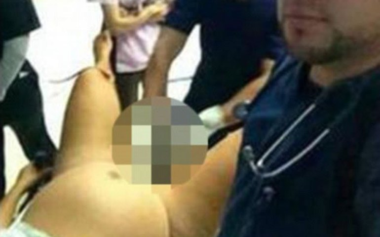 Estudante de medicina faz selfie durante parto e causa revolta