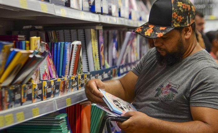 Consumidores buscam alternativas para economizar na compra do material