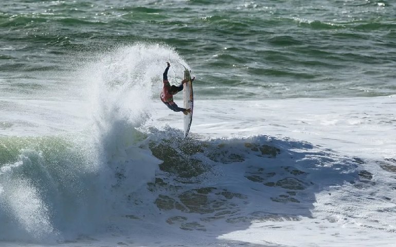 Gabriel Medina passa por Seth Moniz e vai às oitavas de Peniche; Tatiana avança