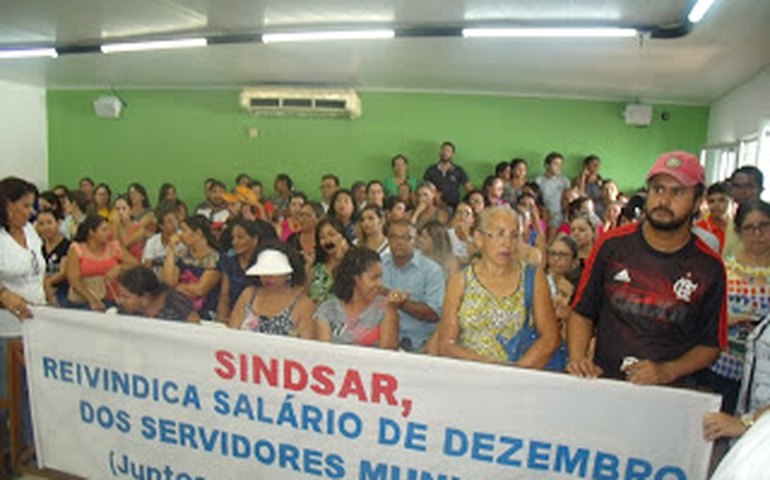 Servidores de Arapiraca realizam mobilização por salários atrasados