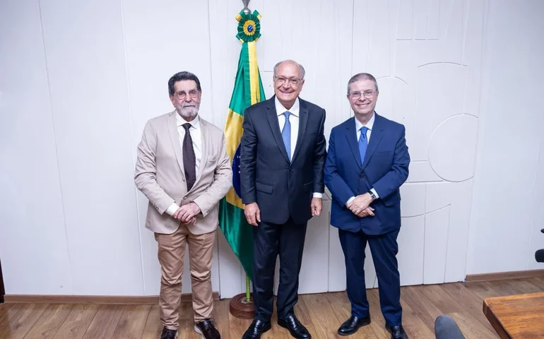 Sindijoias Ajomig entrega documento ao Governo Federal contra tarifaço dos Estados Unidos