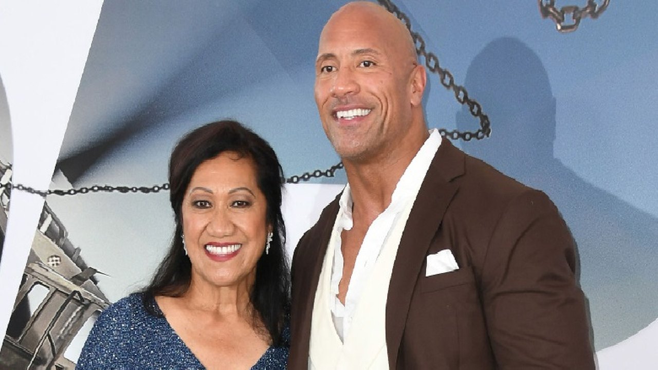 Mãe de Dwayne Johnson sofre acidente e ator divulga imagem: ‘Ela vai sobreviver’