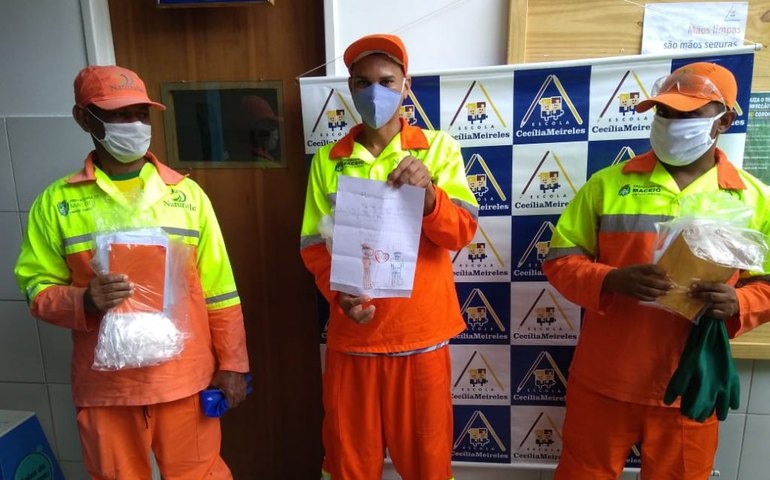 Crianças homenageiam garis por trabalho durante pandemia