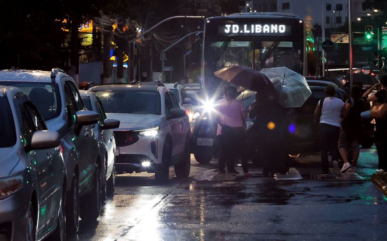 São Paulo ainda registra alagamentos e trânsito intenso após temporal
