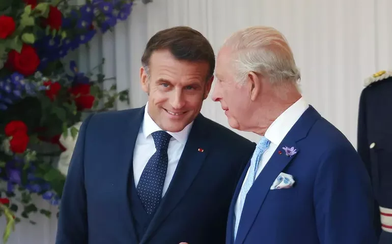 Macron ironiza Charles III e diz que 'seria chique' se EUA falassem francês