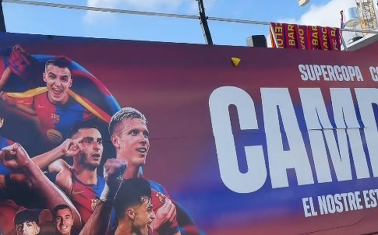 Barcelona reúne milhares de torcedores em desfile para festejar o título espanhol