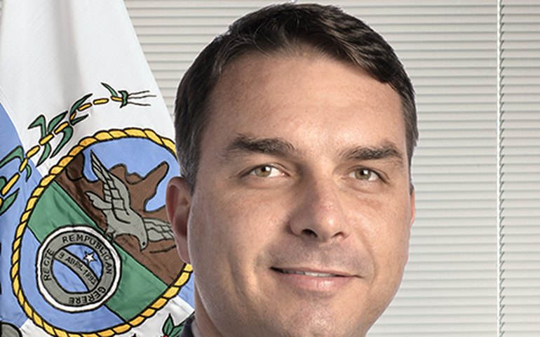 Com pai investigado, Flávio Bolsonaro ironiza gastos de Lula com viagens: 'podia dormir em embaixada'