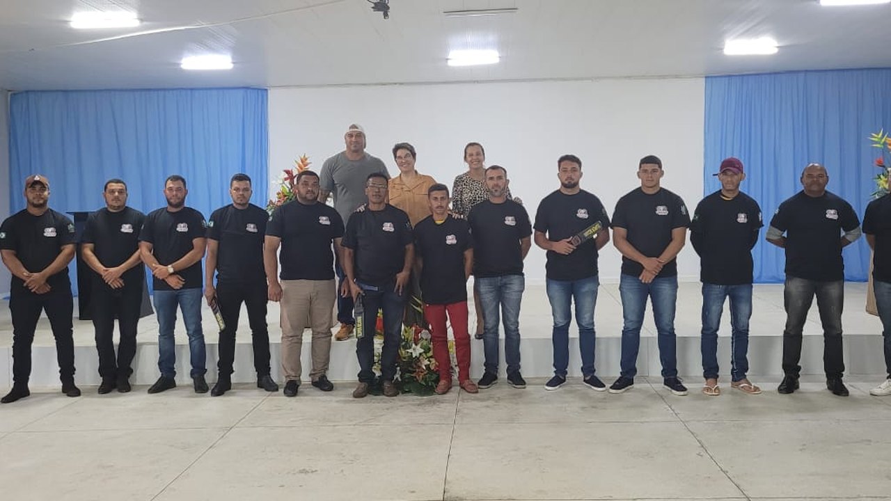 Tainá Veiga entrega fardamentos e detectores de metais aos seguranças escolares