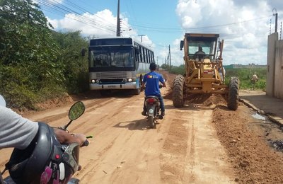 Prefeitura intensifica serviços de terraplanagem em Arapiraca