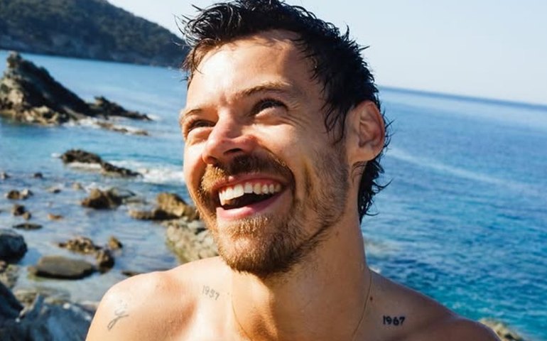 Harry Styles beija Ben Marshall após rebater acusações de 'queerbaiting': 'Vocês não sabem tudo sobre mim'