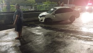 Carro bate na mureta de ponte entre Aracaju e Barra dos Coqueiros