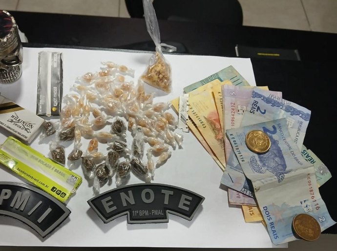 Abordagem da PM a motocicletas termina em flagrante de tráfico em Coruripe