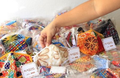 Artesãos de Alagoas ganham espaço para venda de máscaras artesanais