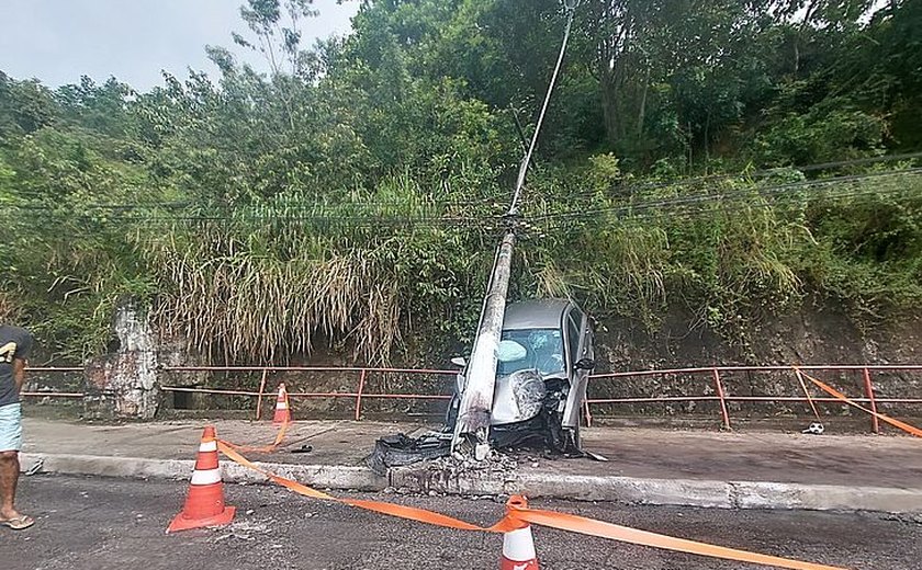 Motorista colide com poste ﻿na Leste-Oeste