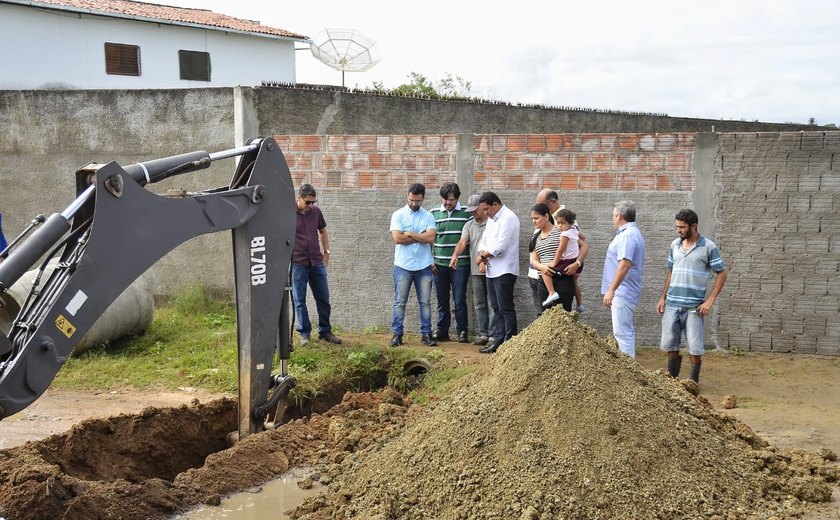 Prefeitura de Palmeira inicia obra de drenagem em rua do Distrito de Canafístula