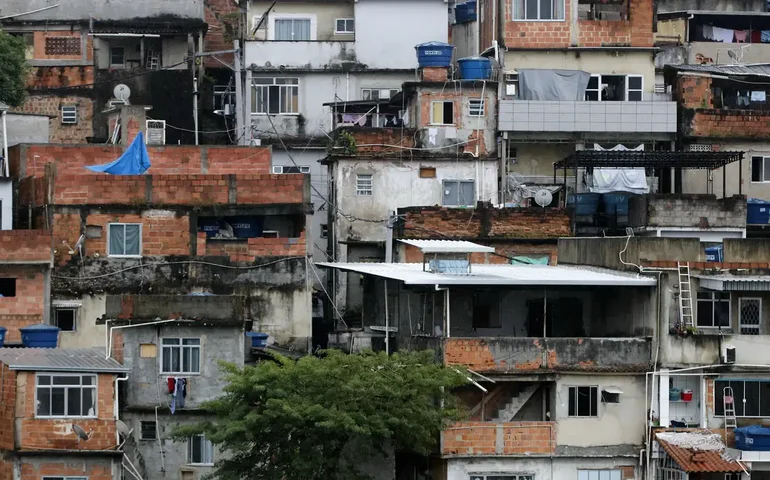 Moradores de favelas se reúnem para discutir suas necessidades