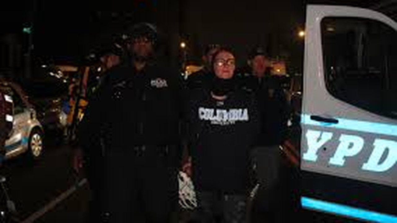 Polícia de Nova York entra na Universidade de Columbia, prende e retira manifestantes do campus