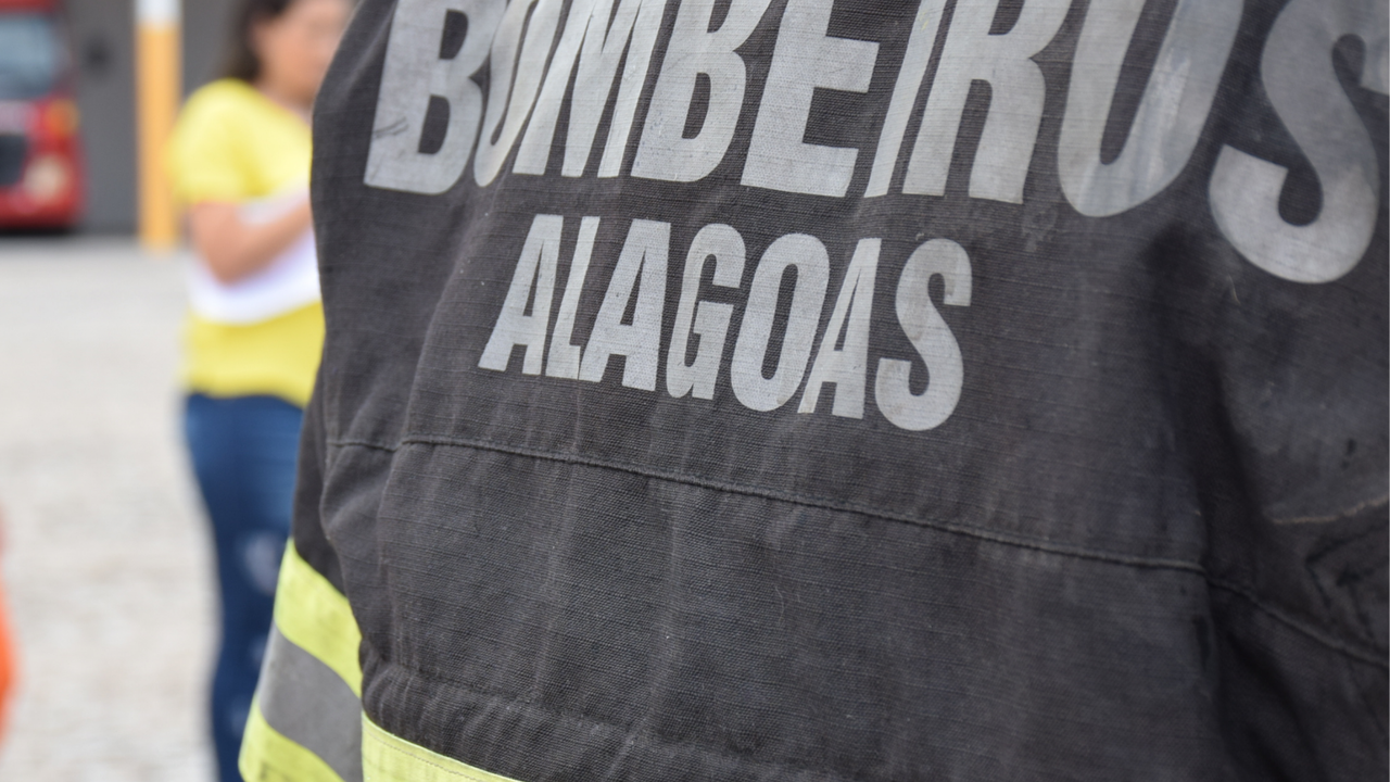 Corpo de Bombeiros resgata mulher presa em residência em Delmiro Gouveia