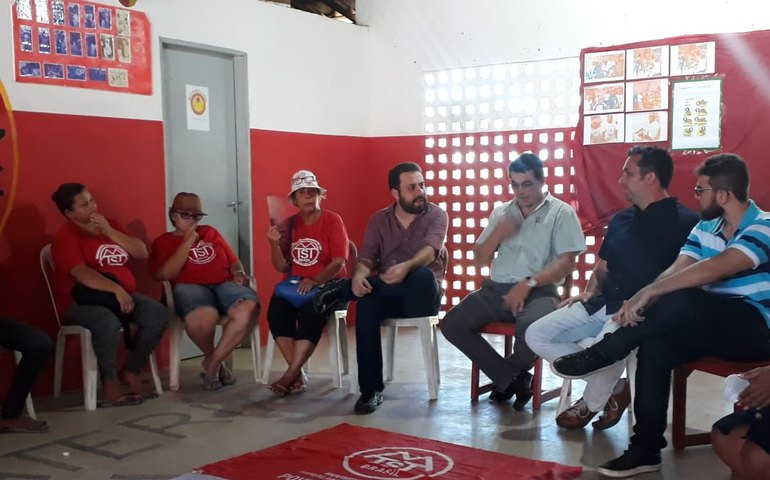 Estudantes, servidores e militantes de diversos movimentos sociais participaram do ato a favor da educação