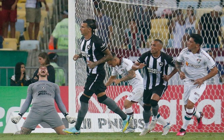 Lucas Perri pega pênalti, Botafogo supera o Fluminense e embola tabela do Carioca