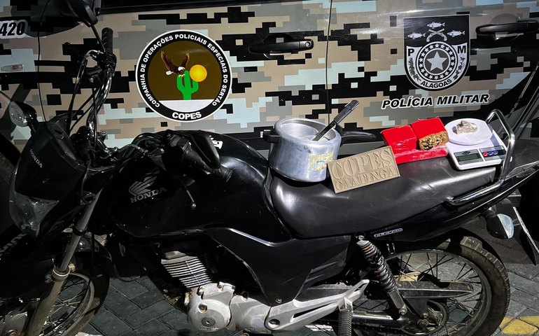 Polícia Militar retira arma de fogo e drogas das ruas em ações no interior