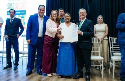 Prefeito André Bocão e TJ entregam mais de 80 títulos de propriedade pelo programa Moradia Legal em Marechal Deodoro