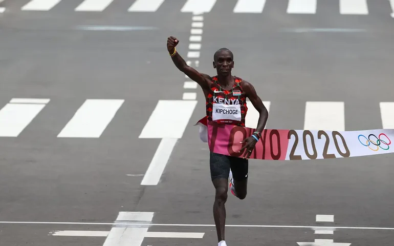 Bicampeão Kipchoge desiste em Paris-2024, e etíope Tola vence maratona com recorde olímpico