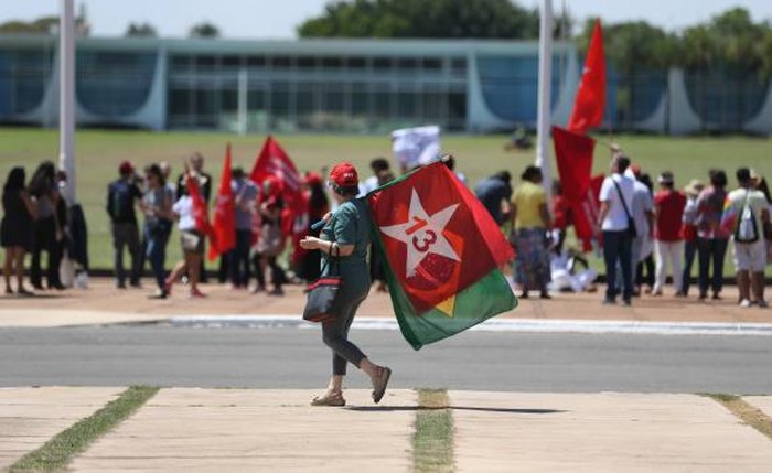 Manifestantes pró-Dilma se reúnem em frente ao Palácio da Alvorada para acompanhar saída da ex-presidenta residência oficial (Crédito: Agência Brasil)