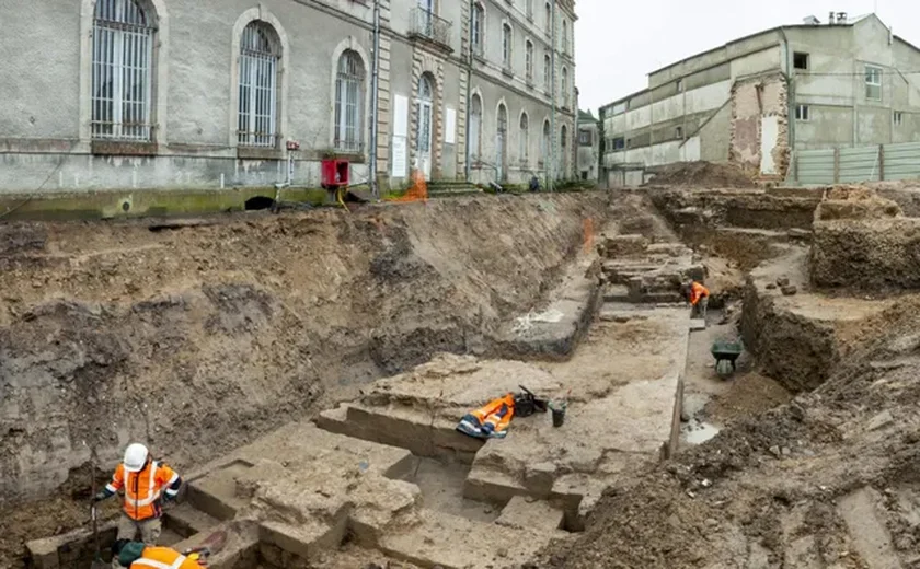 Fosso com água, sistema de drenagem e escadarias intactas: castelo do século XIV é encontrado enterrado na França 