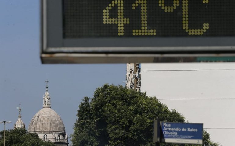 Em meio a onda de calor no Sudeste Asiático, tailandeses invocam chuva com mangá de pelúcia