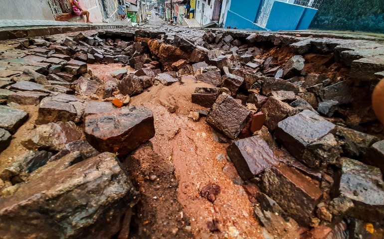 Muita chuva causa transtornos e prejuízos em Palmeira dos Índios