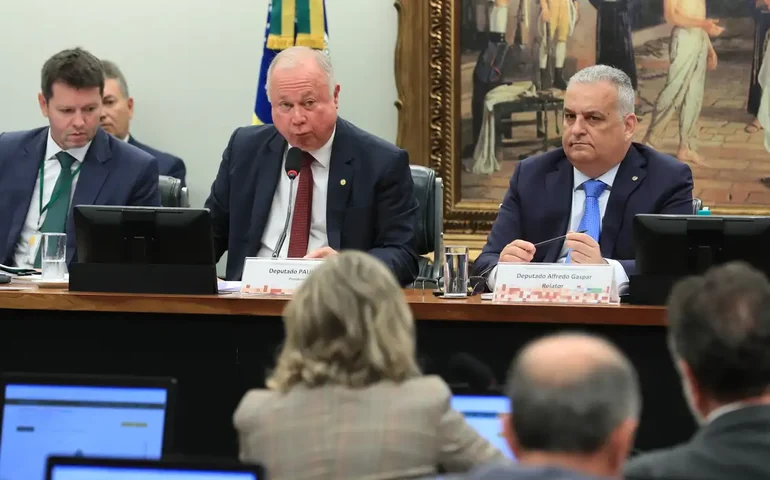 CCJ analisa suspenção de ação contra Bolsonaro e Ramagem no STF