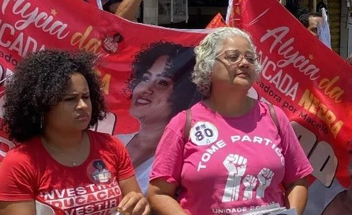 Alycia da Bancada Negra ao lado de Lenilda Luna durante caminhada no Jacintinh