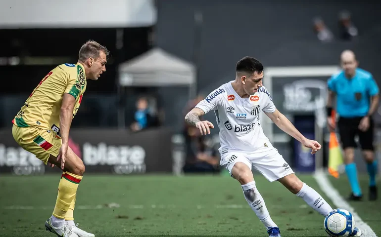 Santos joga mal e sofre em casa, mas bate Mirassol no sufoco e lidera a Série B