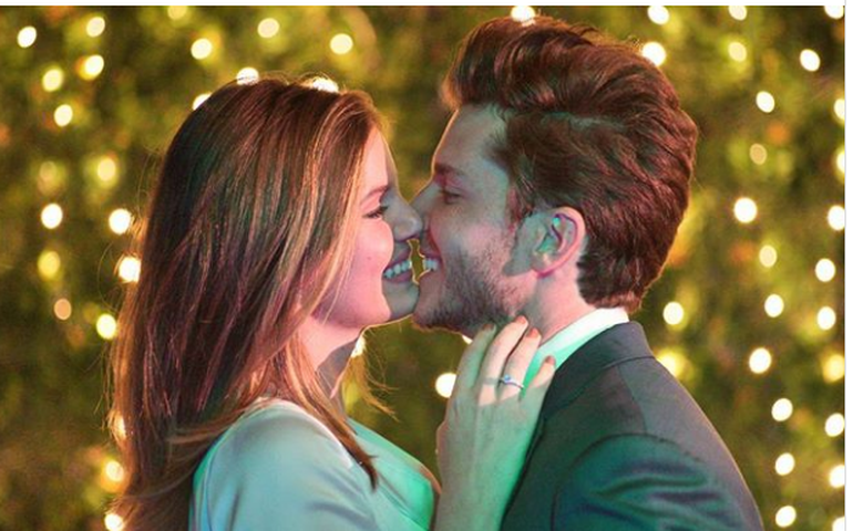 Klebber comemora pedido de casamento feito a Camila Queiroz